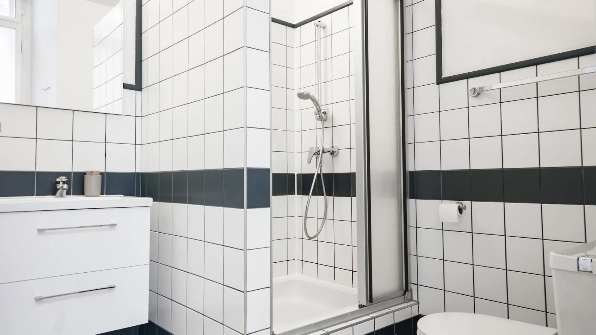 Apartment At Votiv Church I 5 Minutes To Inner City I Wifi I 3 Minutes To Metro Schottentor Vienna Austria