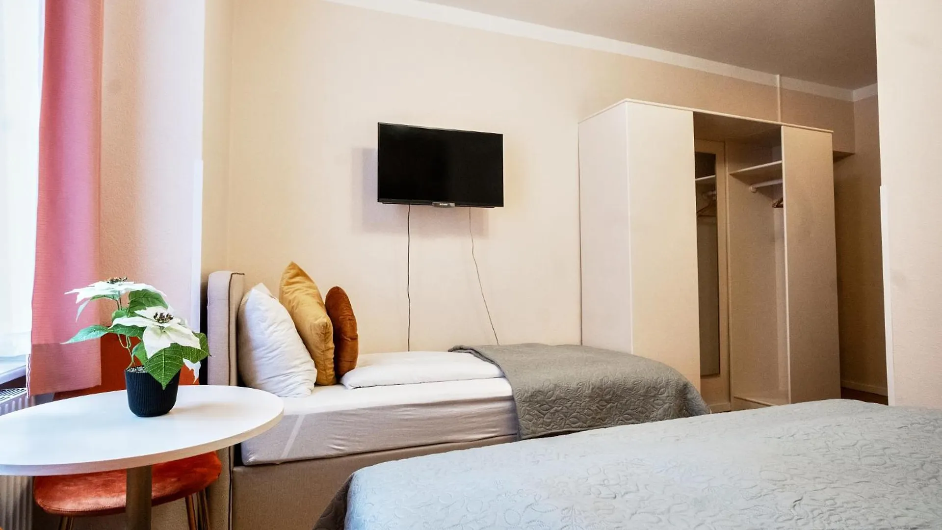 Apartment At Votiv Church I 5 Minutes To Inner City I Wifi I 3 Minutes To Metro Schottentor Vienna