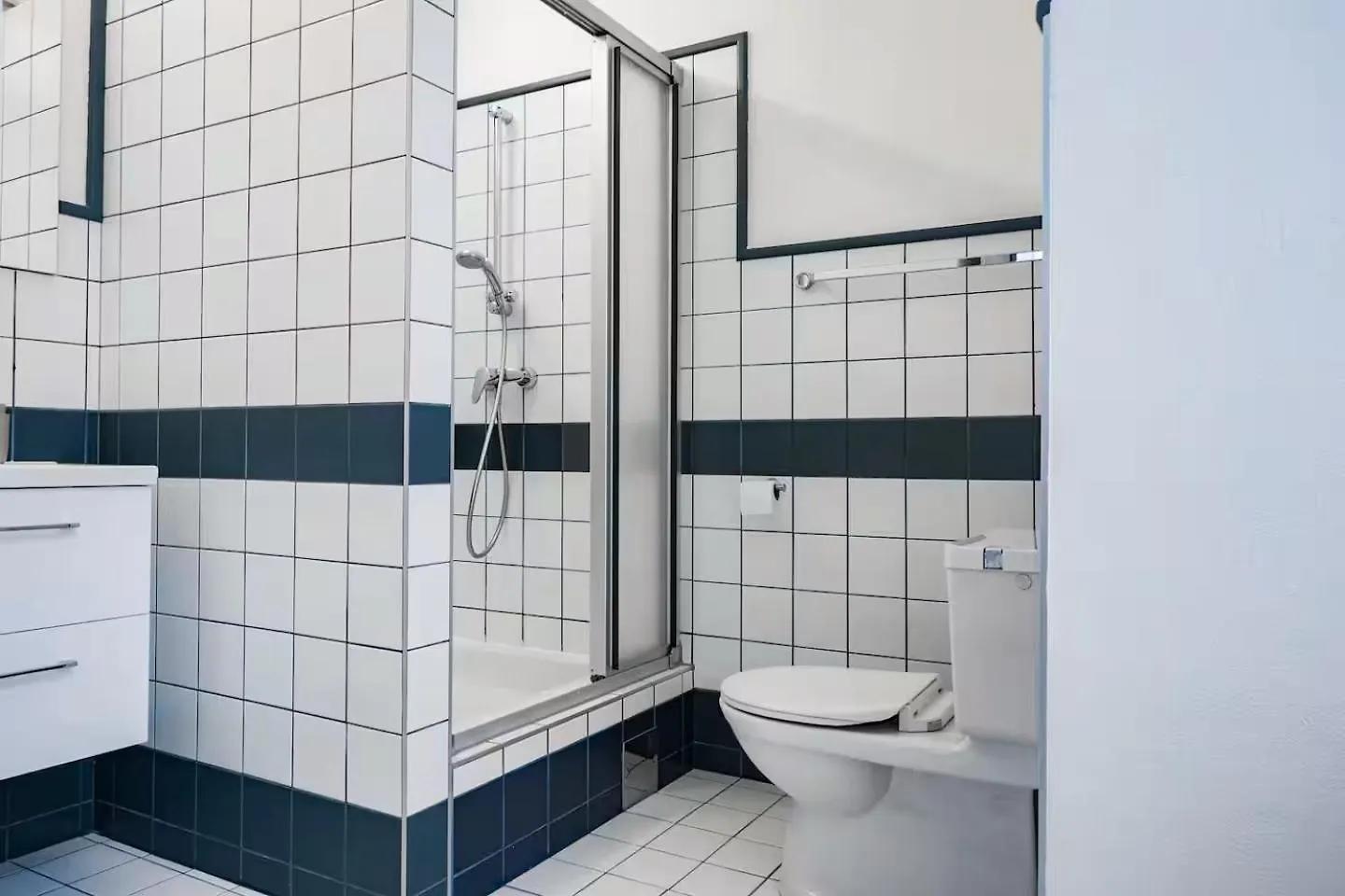 Apartment At Votiv Church I 5 Minutes To Inner City I Wifi I 3 Minutes To Metro Schottentor Vienna